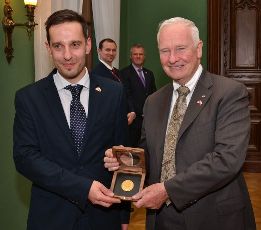 Dr Marcin Gabryś odbiera w imieniu Polskiego Towarzystwa Studiów Kanadyjskich Governor General's Medal od Gubernatora Generalnego Kanady, Jego Ekscelencji, Prof. Davida Johnstona (25 października 2014 r).
